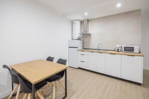 Wasserkocher mit Kaffee-/Teezubehör, Kühlschrank, Mikrowelle, Toaster