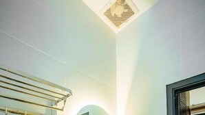 Panoramic Studio, Balcony, City View | Bathroom - Lamy's House Can Tho (Can Tho)