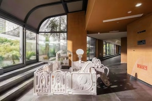 Un interior moderno con ventanas amplias, techo curvo y una recepción.