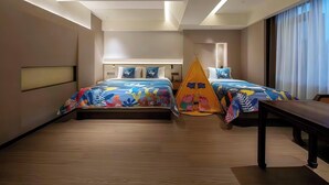 Habitación de hotel con dos camas, una mesita y una estructura parecida a una tienda de campaña.