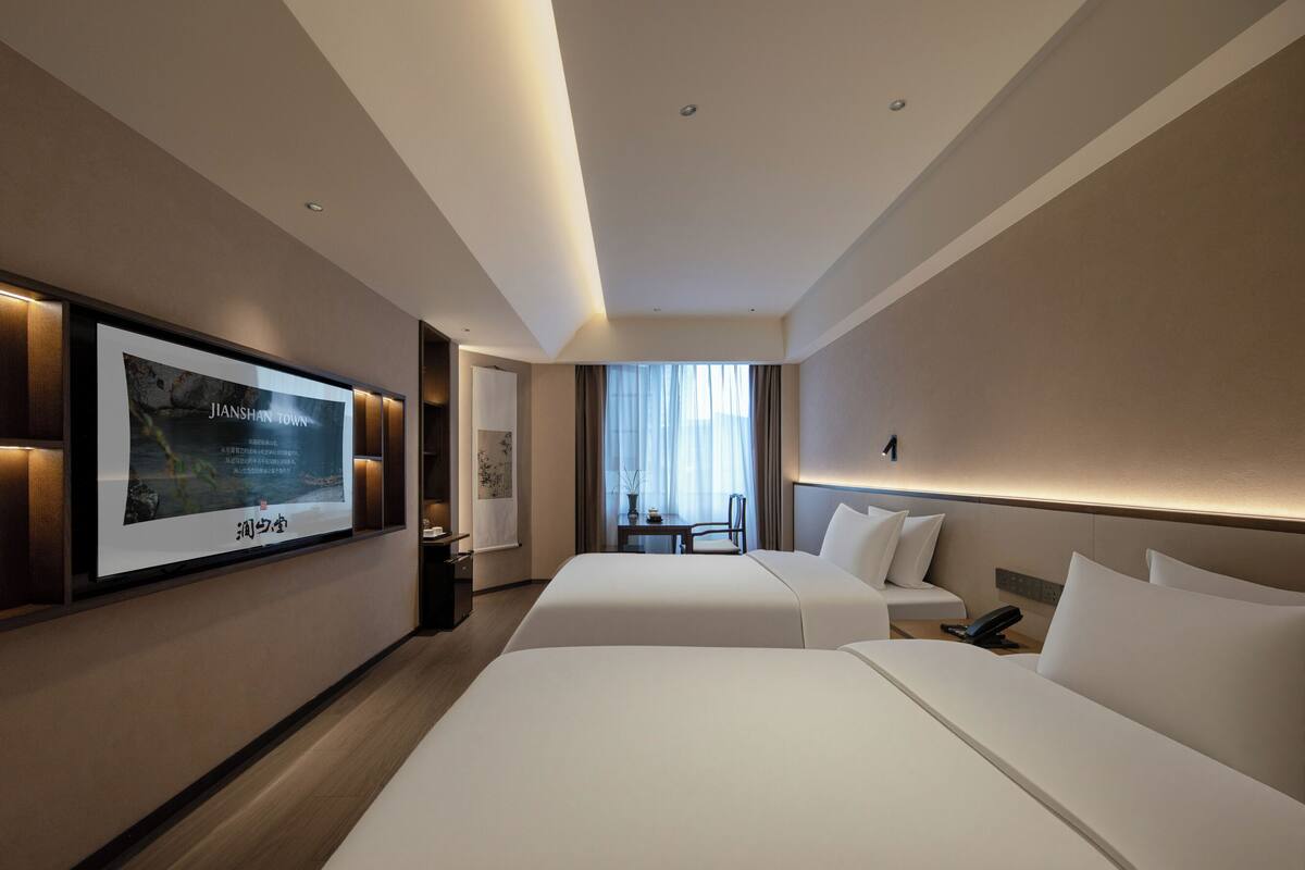 Chambre Luxe avec lits jumeaux, vue ville | Literie de qualité supérieure, couette en duvet d'oie