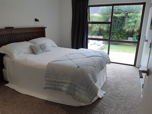 2 bedrooms, iron/ironing board, Internet, bed sheets - So central. Steps from Blake Park, town and a stroll to cafes and beach. (Mount Maunganui)