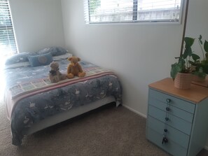 Room - So central. Steps from Blake Park, town and a stroll to cafes and beach. (Mount Maunganui)
