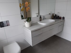 Shower, hair dryer, towels, soap - So central. Steps from Blake Park, town and a stroll to cafes and beach. (Mount Maunganui)