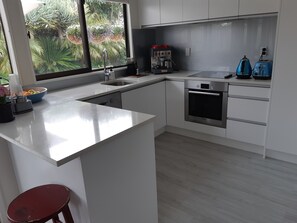 Private kitchen - So central. Steps from Blake Park, town and a stroll to cafes and beach. (Mount Maunganui)