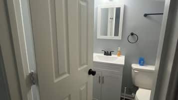 Regadera y papel de baño