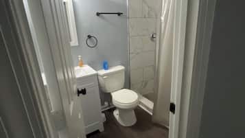 Regadera y papel de baño