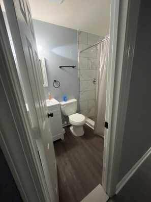 Een douche, toiletpapier