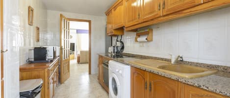 Coffee/tea maker, fridge, microwave, oven