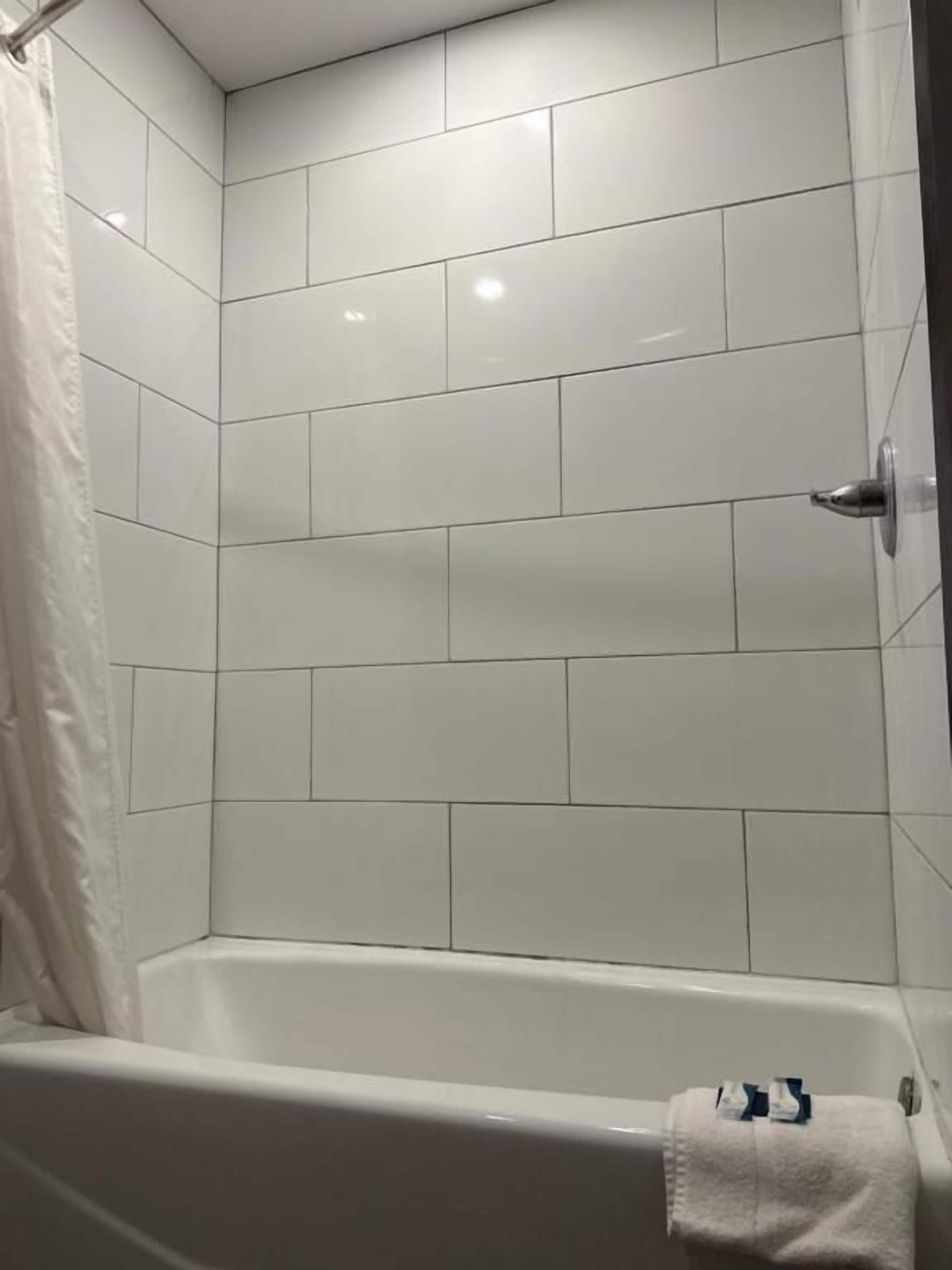 Standard Double Room, 1 King Bed, Non Smoking | Bathroom | Towels, soap, shampoo, toilet paper