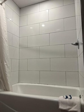 Toallas, jabón, shampoo, papel higiénico