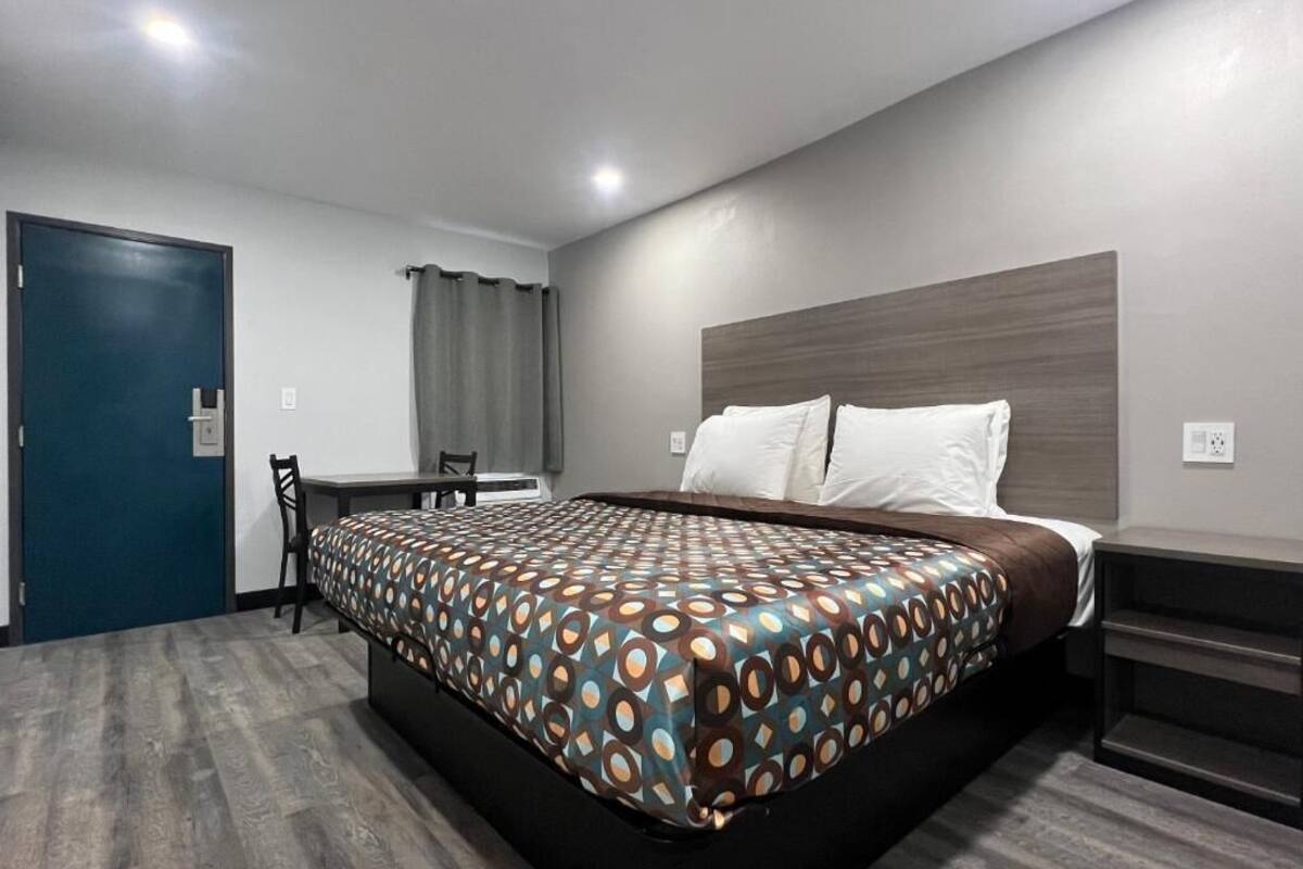 Escritorio, wifi gratis y ropa de cama 