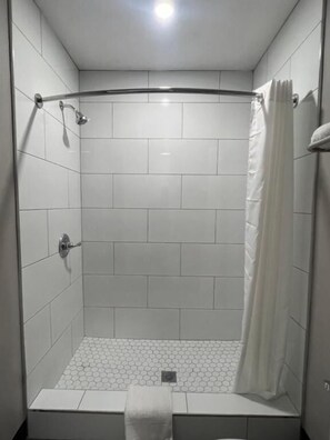 Standard Double Room, 1 King Bed, Non Smoking | Bathroom | Towels, soap, shampoo, toilet paper - Vance Motel (Lynwood)