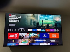 Un televisor que muestra una interfaz de YouTube TV con varios canales de televisión en vivo y un partido de béisbol en directo.