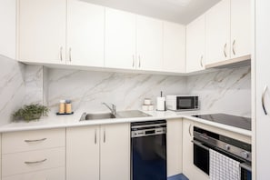 Coffee/tea maker, fridge, microwave, oven - Unique 3BR | An Artist's Abode | Free Parking (Melbourne)
