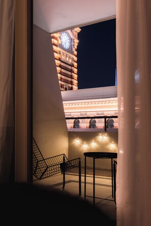 A balcony with a view of a clock tower at night. - Flinder's Keepers | Artist's Retreat | 3BR+Parking (Melbourne)