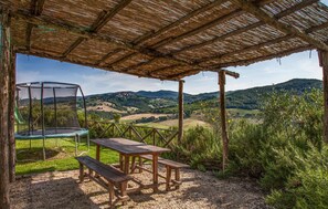 A covered outdoor area with a picnic table and a trampoline. - 2 bedroom stunning home in Allerona (Allerona)