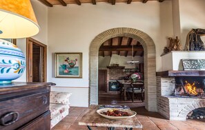 Smart TV, caminetto, tavolo da ping pong