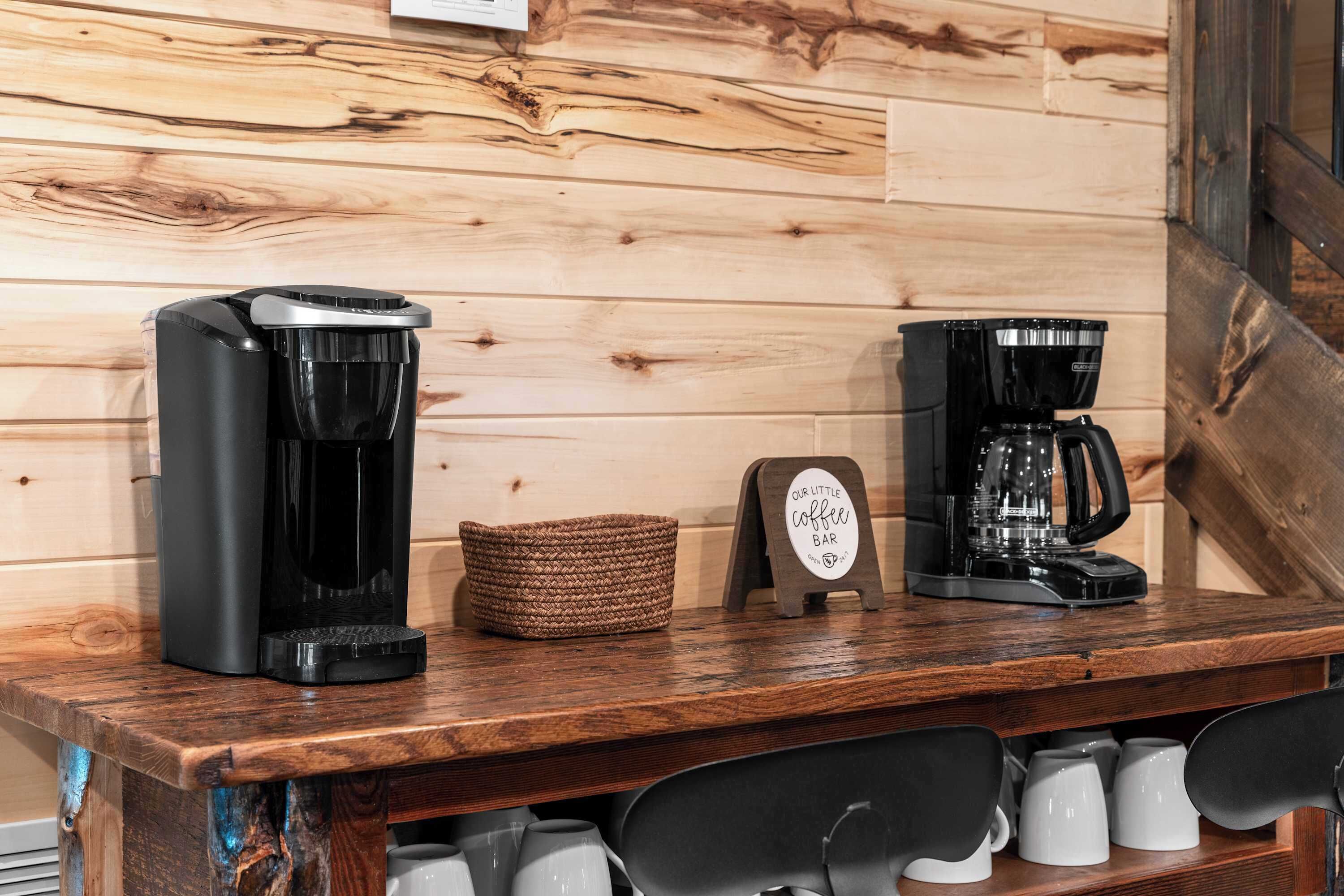 Eine Holz-Kaffeestation mit zwei Kaffeemaschinen, einem gewebten Korb und einem Schild.