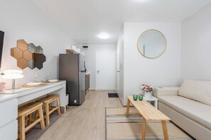 Living room - Cozy Studio Pool View at Elio Sukhumvit 64 (Bangkok)