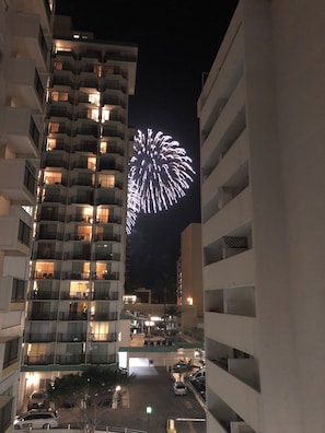 A multi-story building with balconies and a parking area. - Cozy Studio Near Waikiki Beach (Honolulu)