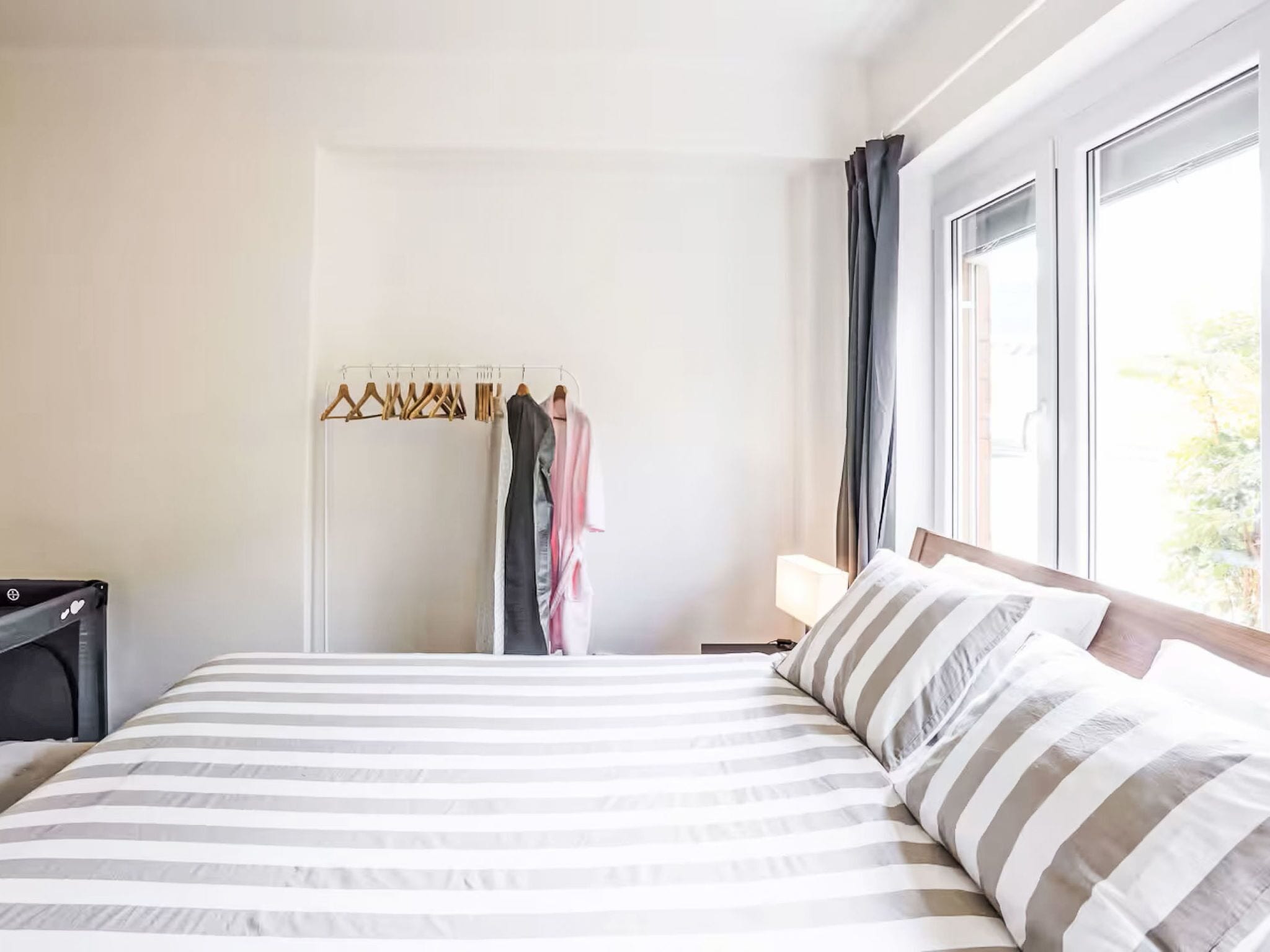 1 bedroom, desk, Internet