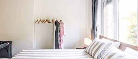1 bedroom, desk, Internet