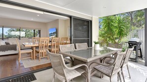 Un vaste espace de vie comprenant une table à manger, des chaises et une grande fenêtre.