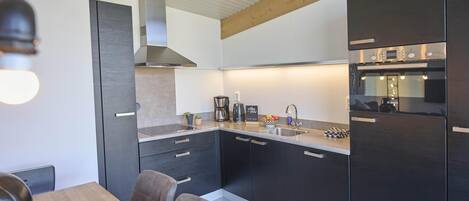 Wasserkocher mit Kaffee-/Teezubehör, Kühlschrank, Mikrowelle