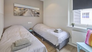 4 bedrooms, Internet - Delightful detached beach villa (Callantsoog)