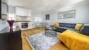 A modern apartment with a kitchen, dining area, and living room. - Sophisticated Splendor2-bedroom House in Mayfair (London)