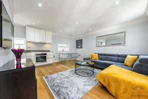 A modern apartment with a kitchen, dining area, and living room. - Sophisticated Splendor2-bedroom House in Mayfair (London)