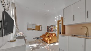Ein stilvolles Wohnzimmer mit einer Couch, einem Couchtisch und einem Fernseher.
