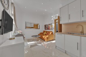 Ein stilvolles Wohnzimmer mit einer Couch, einem Couchtisch und einem Fernseher.