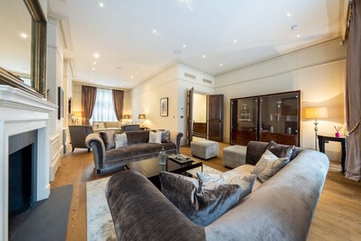 Royal Mayfair Mansion Luxurious 7-bedroom Villa