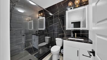 Haartrockner, Handtücher, Seife, Toilettenpapier