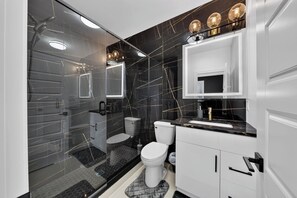 Sèche-cheveux, serviettes fournies, savon, papier toilette