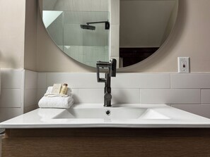 Dusche, Haartrockner, Bidet, Handtücher