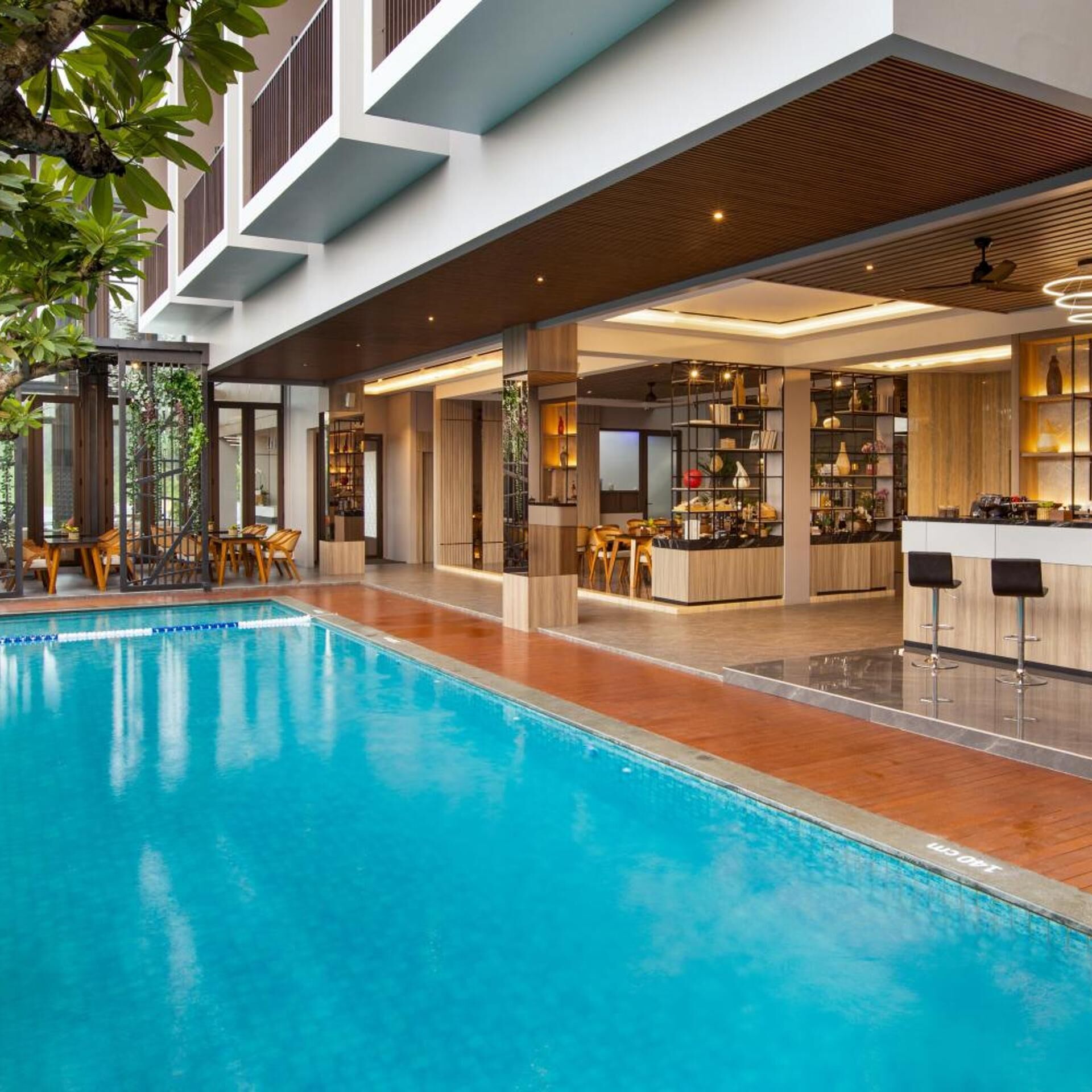 Ein modernes Hotel mit Swimmingpool, Außenbereich und Bar.