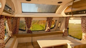Deluxe tweepersoonskamer, uitzicht op meer | Interieur