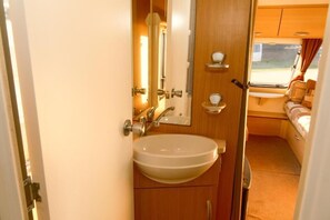 Standard Double Room | Bathroom | Towels, toilet paper - Sundale Caravan Retreat 4 Berth - Wanaka (Wānaka)