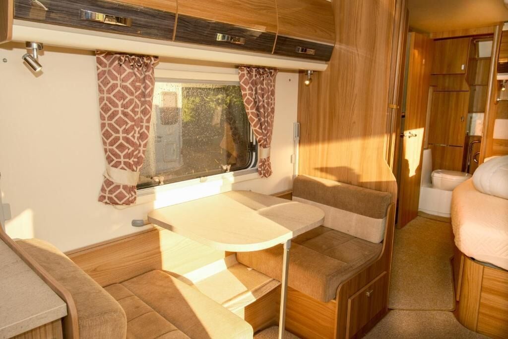 Deluxe Double Room, Lake View | Interior