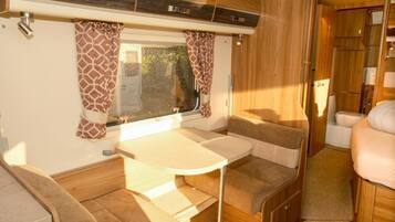 Deluxe Double Room, Lake View | Interior