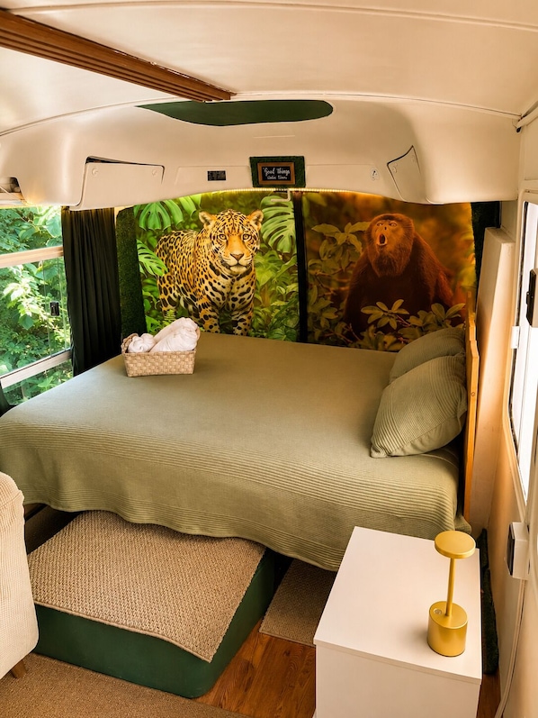 2 bedrooms, WiFi, bed sheets - 2-bedroom converted Bus in Guanacaste Liberia near airport and beaches (Provincia de Guanacaste)