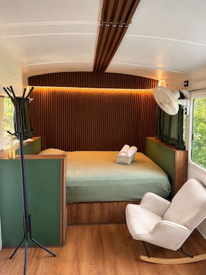 2 bedrooms, WiFi, bed sheets - 2-bedroom converted Bus in Guanacaste Liberia near airport and beaches (Provincia de Guanacaste)