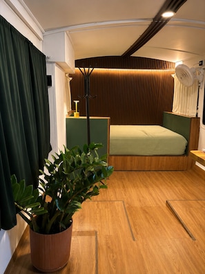 2 bedrooms, WiFi, bed sheets - 2-bedroom converted Bus in Guanacaste Liberia near airport and beaches (Provincia de Guanacaste)