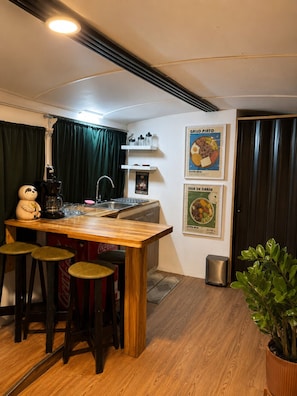 Dining - 2-bedroom converted Bus in Guanacaste Liberia near airport and beaches (Provincia de Guanacaste)