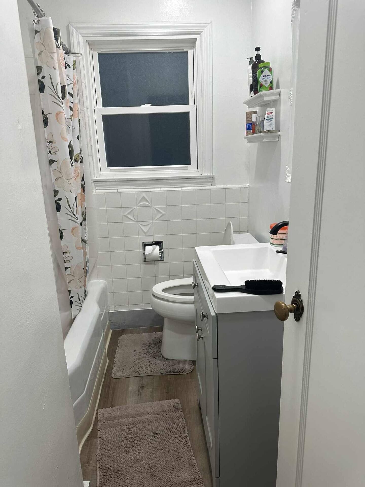 Secadora de cabello, toallas, jabón, papel de baño 