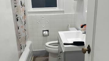 Secadora de cabello, toallas, jabón, papel de baño