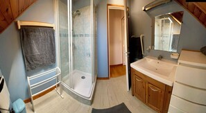 Regadera, secadora de cabello, papel de baño 
